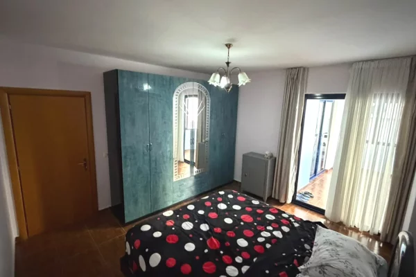 Shtepi me qera Apartament ne Tirane, 2+1, Mobilimi E mobiluar, Pagesa 60,000  Leke.