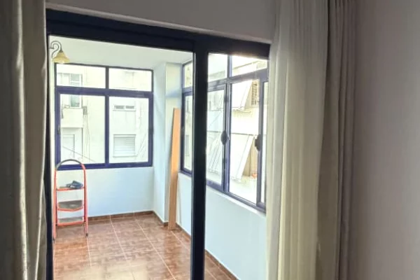 Shtepi me qera Apartament ne Tirane, 2+1, Mobilimi E mobiluar, Pagesa 60,000  Leke.