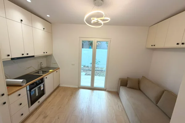 Shtepi ne shitje Apartament ne Tirane, 1+1, Mobilimi E mobiluar, Pagesa 135,000  Euro.
