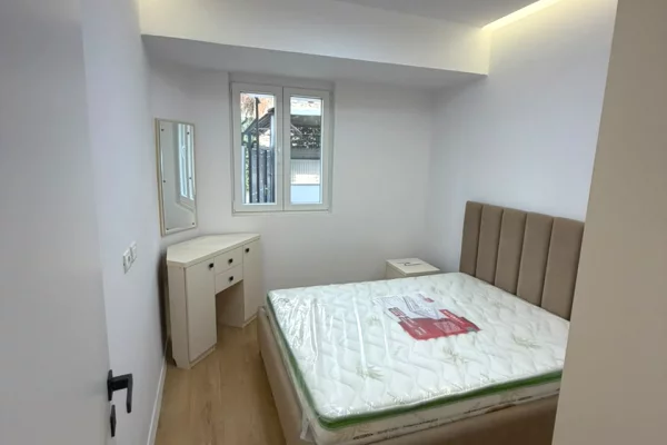 Shtepi ne shitje Apartament ne Tirane, 1+1, Mobilimi E mobiluar, Pagesa 135,000  Euro.