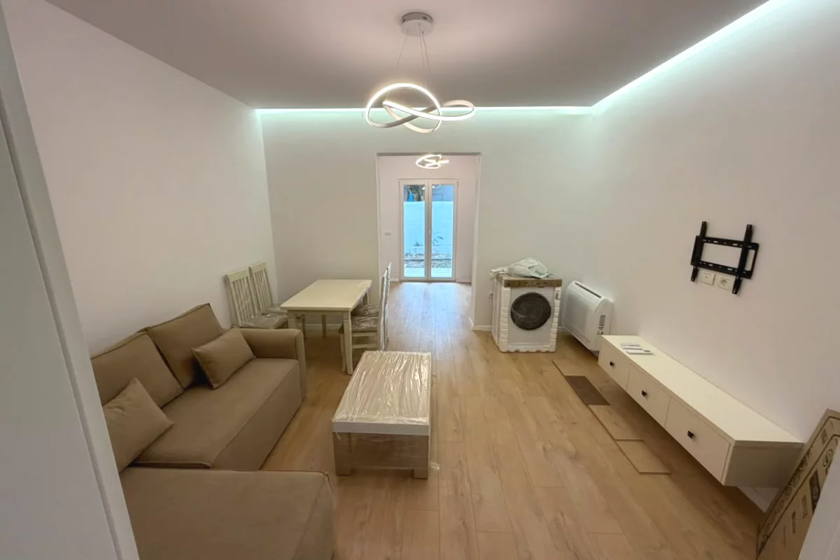 Shtepi ne shitje Apartament ne Tirane, 1+1, Mobilimi E mobiluar, Pagesa 135,000  Euro.