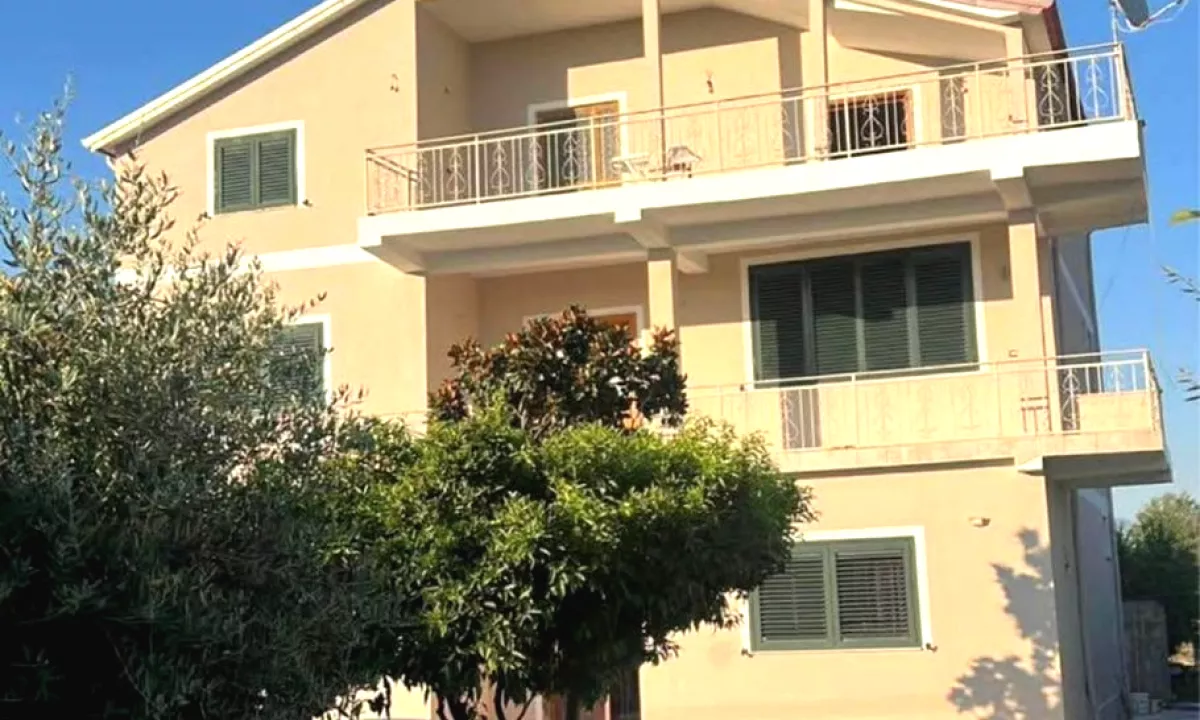 Shtepi ne shitje Vila Luksoze ne Durres, 3+1, Mobilimi E mobiluar, Pagesa 260,000,000  Leke.