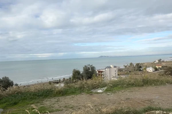 Truall ose Toke ne Kavaje - 120,000 Euro