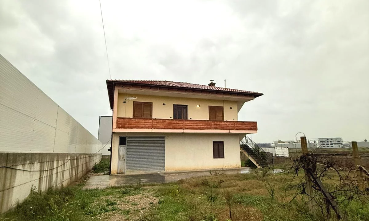 Shtepi ne shitje Duplex(shtepi me 2 kate) ne Durres, 2+1, Mobilimi E mobiluar, Pagesa 140,000  Euro.