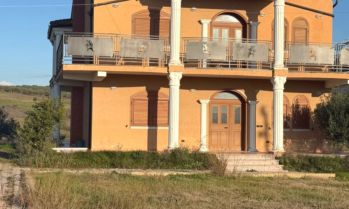 Shtepi ne shitje Duplex(shtepi me 2 kate) ne Durres, 3+1, Mobilimi E mobiluar, Pagesa 200,000  Euro.