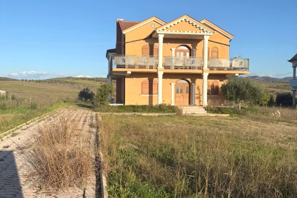 Shtepi ne shitje Duplex(shtepi me 2 kate) ne Durres, 3+1, Mobilimi E mobiluar, Pagesa 200,000  Euro.