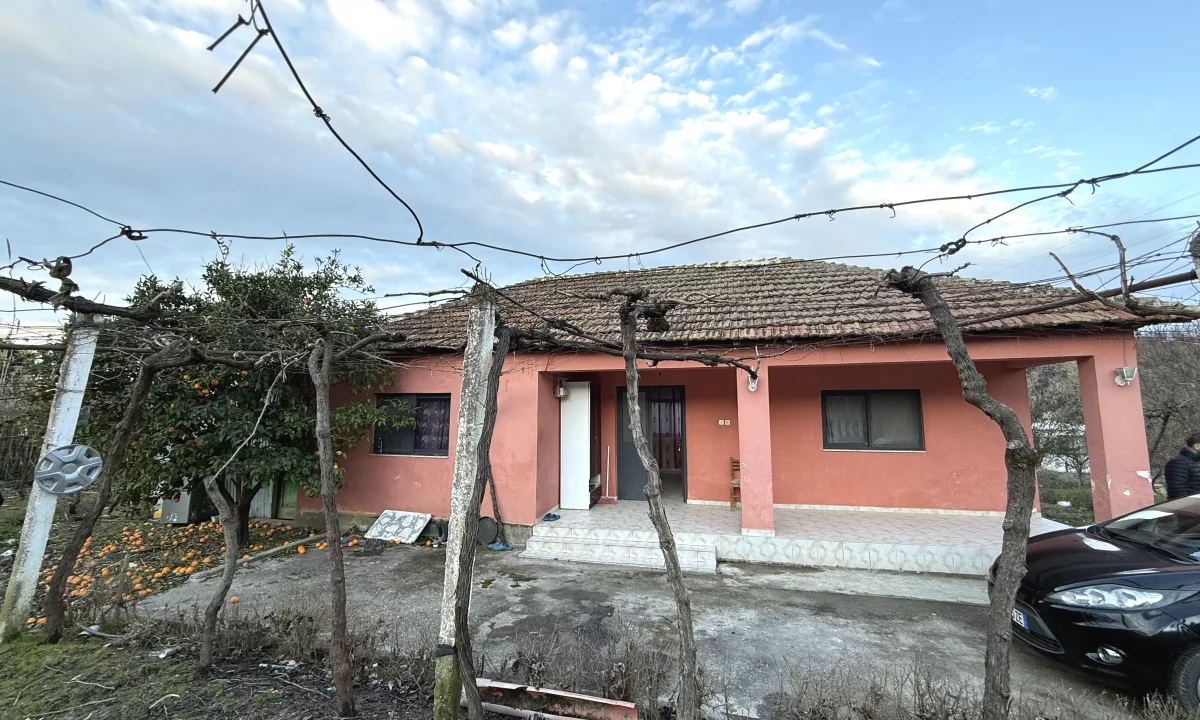 Shtepi ne shitje Shtepi Private ne Durres, 3+1, Mobilimi Pjeserisht e mobiluar, Pagesa 50,000  Euro.