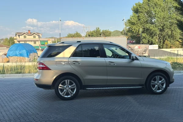 Makina ne shitje ne Tirane, Mercedes-Benz, 2013 Diesel,Kambio Automatik Pagesa 9,000  Euro.