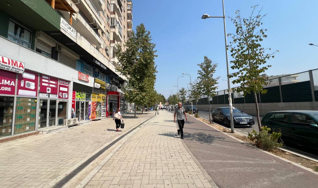 jepet me qera dyqan rruge kryesore astir 100m2