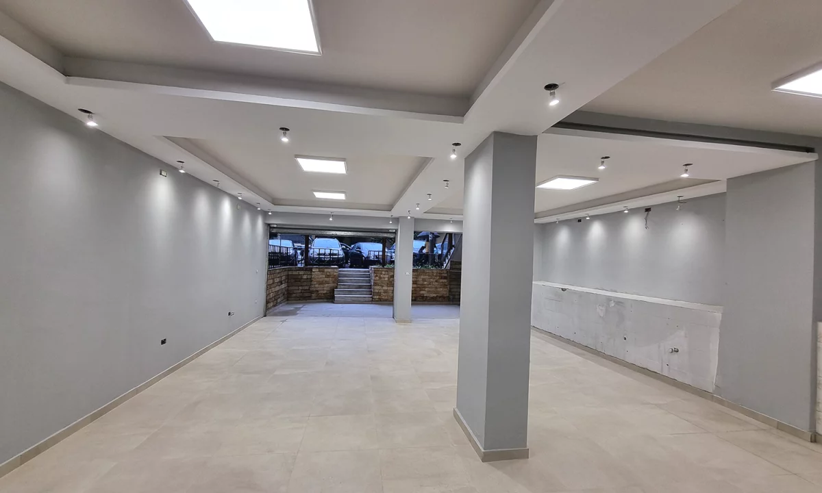 Tirane, jepet me qera ambjent biznesi Kati 0, 94 m2 450 Euro