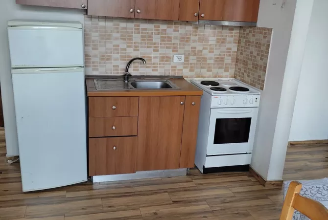 APARTAMENT 1+1. 29000 LEKE.ISH TREGU ELEKTRIK