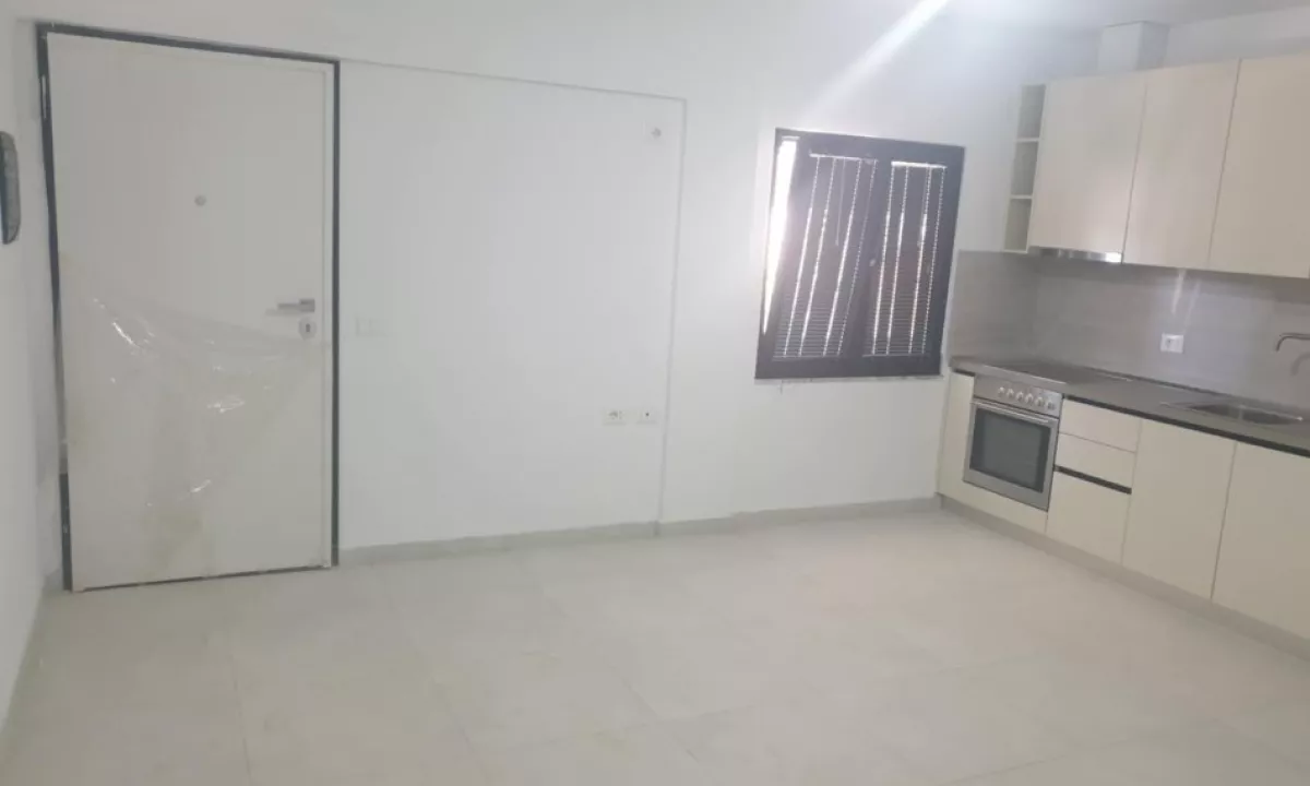 Shtepi me qera Apartament ne Tirane, 2+1, Mobilimi Pjeserisht e mobiluar, Pagesa 35,000  Leke.