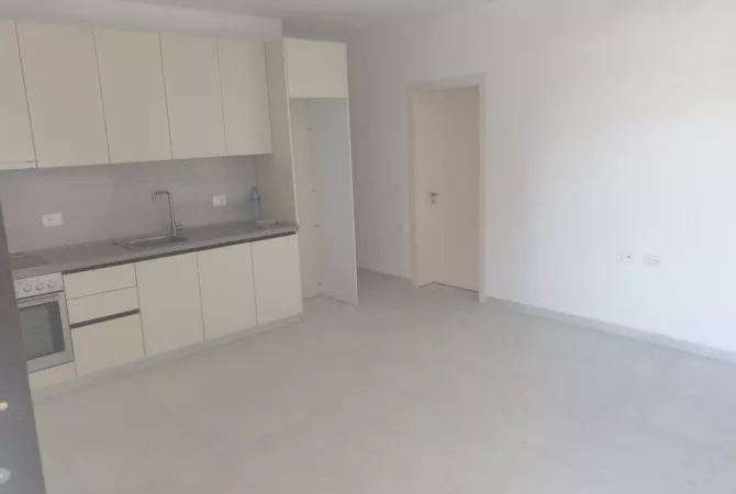 Shtepi me qera Apartament ne Tirane, 2+1, Mobilimi Pjeserisht e mobiluar, Pagesa 35,000  Leke.