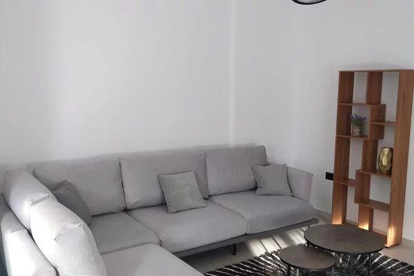 Shtepi me qera Apartament ne Tirane, 3+1, Mobilimi E mobiluar, Pagesa 50,000  Leke.