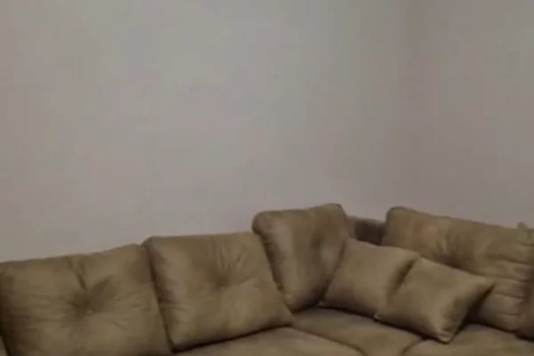 Shtepi me qera Apartament ne Tirane, 2+1, Mobilimi Pjeserisht e mobiluar, Pagesa 55,000  Leke.