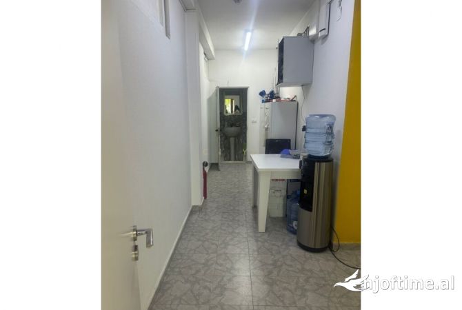 Ambiente Commerciale in Affitto 3+1 a Tirana - 450 Euro