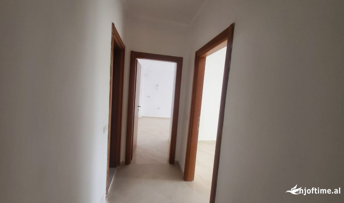 Shtepi ne shitje Apartament ne Tirane, 1+1, Mobilimi Bosh, pa mobiluar, Pagesa 78,000  Euro.