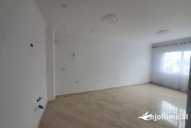 Shtepi ne shitje Apartament ne Tirane, 1+1, Mobilimi Bosh, pa mobiluar, Pagesa 78,000  Euro.