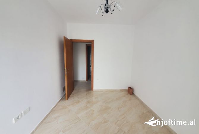 Shtepi ne shitje Apartament ne Tirane, 1+1, Mobilimi Bosh, pa mobiluar, Pagesa 78,000  Euro.