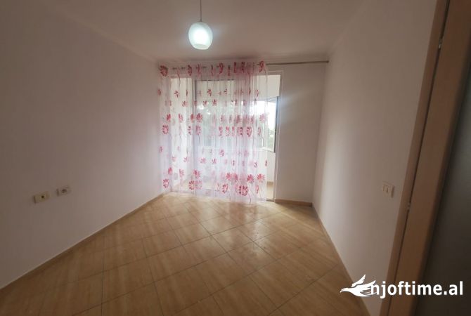 Shtepi ne shitje Apartament ne Tirane, 1+1, Mobilimi Bosh, pa mobiluar, Pagesa 92,000  Euro.