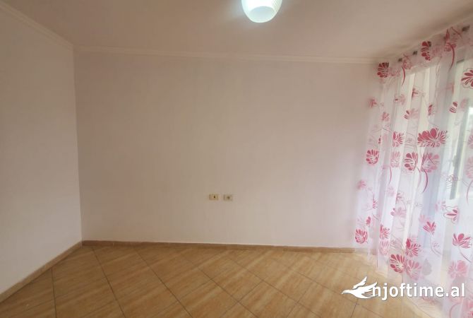Shtepi ne shitje Apartament ne Tirane, 1+1, Mobilimi Bosh, pa mobiluar, Pagesa 92,000  Euro.