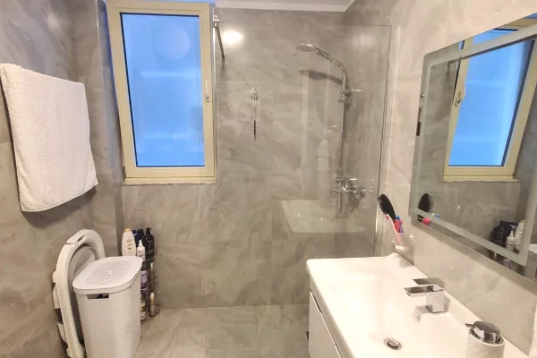 Shtepi ne shitje Apartament ne Tirane, 2+1, Mobilimi E mobiluar, Pagesa 110,000  Euro.