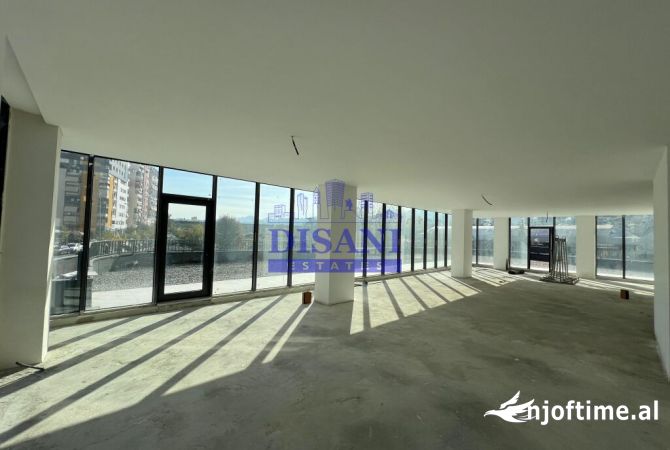 Ambiente Commerciale in Affitto 1+1 a Tirana - 4,500 Euro