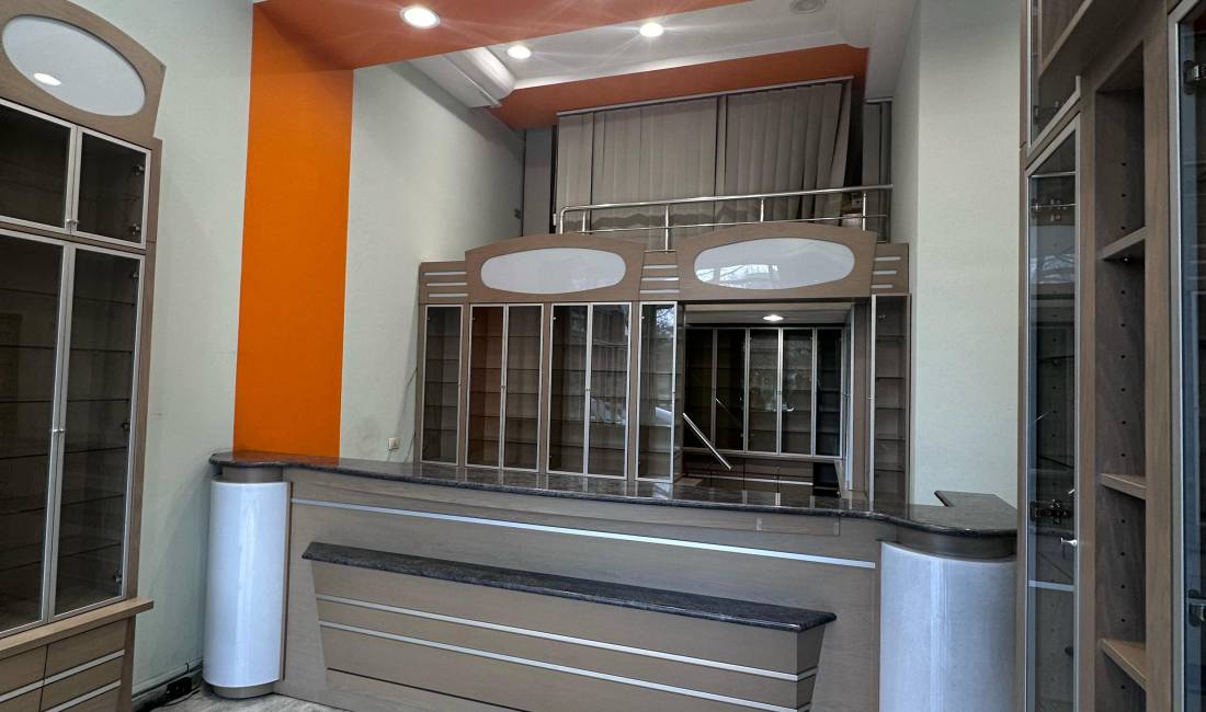 Jepet me qera dyqan ne Komune te Parisit.