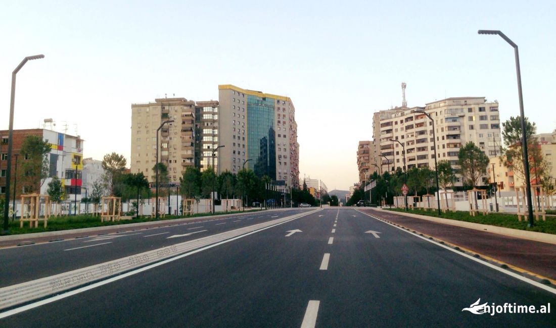 SHITEN, 2 AMBIENTE BIZNESI DHE BODRUM, STACIONI I TRENIT, TIRANE.