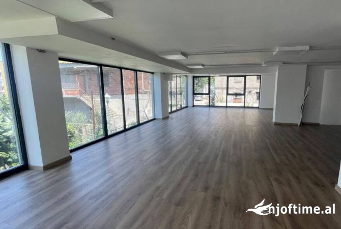 Ambient Biznesi per shitje, Shkolla e bashkuar 