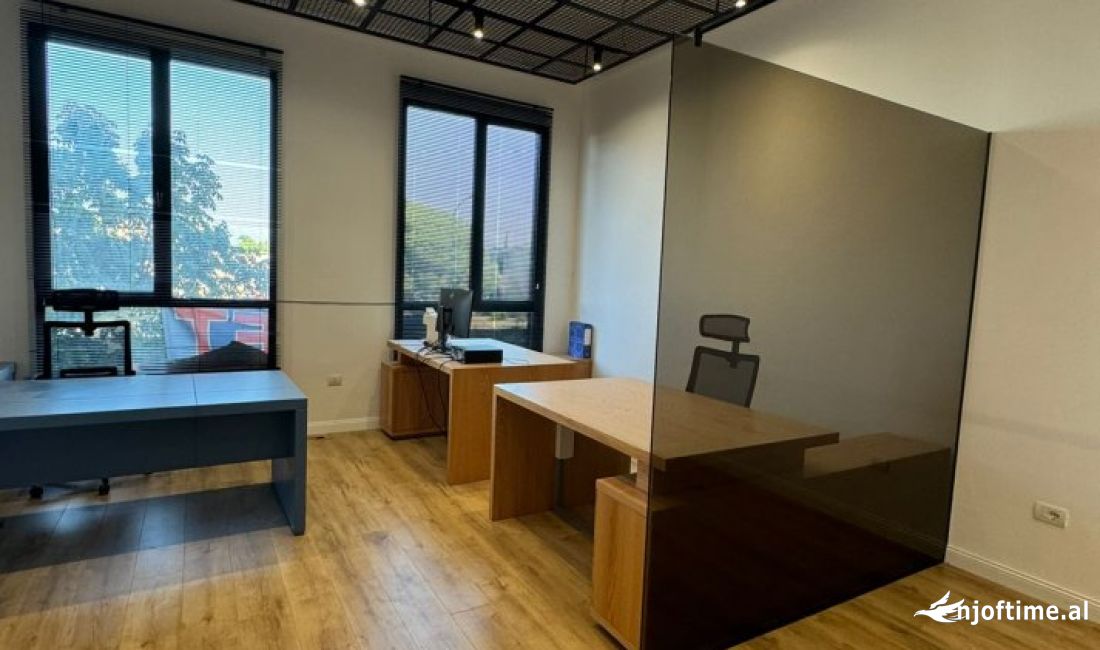 Jepet me qera ambient biznesi, Kompleksi Asl , Rruga Kongresi Manastirit. 500 euro.