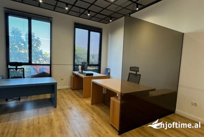 Ambiente Commerciale in Affitto 3+1 a Tirana - 500 Euro