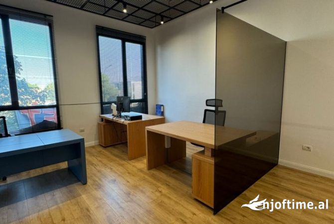 Ambiente Commerciale in Affitto 3+1 a Tirana - 500 Euro
