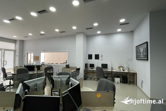 Ambiente Commerciale in Affitto 3+1 a Tirana - 1,000 Euro