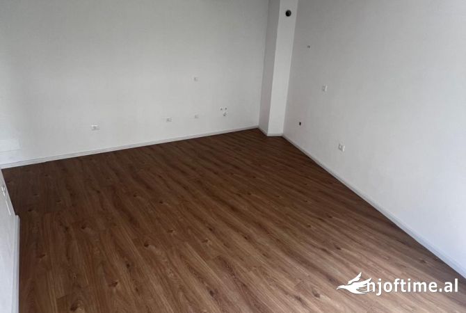 Shtepi ne shitje Apartament ne Tirane, 1+1, Mobilimi Bosh, pa mobiluar, Pagesa 90,000  Euro.