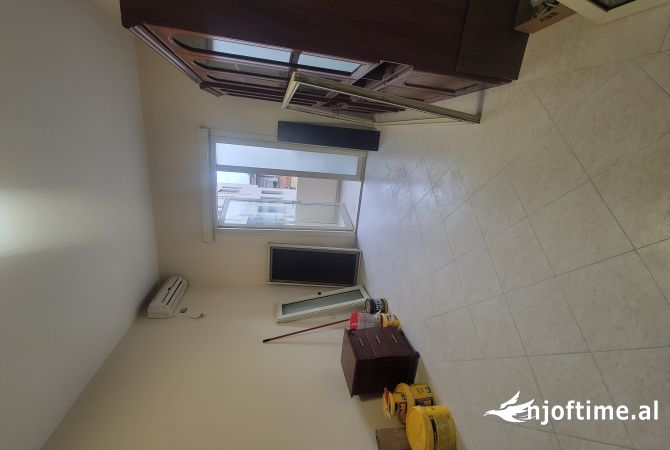 Ambiente Commerciale in Affitto 3+1 a Tirana - 800 Euro