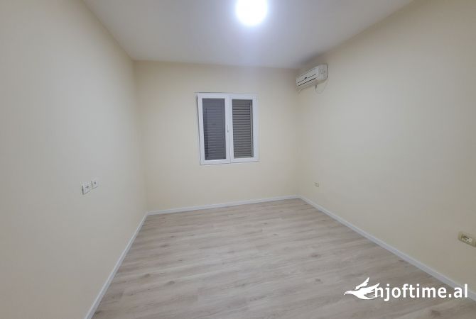 Jepet Apartament me qera per zyra1+1 tek Stadiumi Dinamo