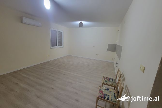 Ambiente Commerciale in Affitto 3+1 a Tirana - 800 Euro