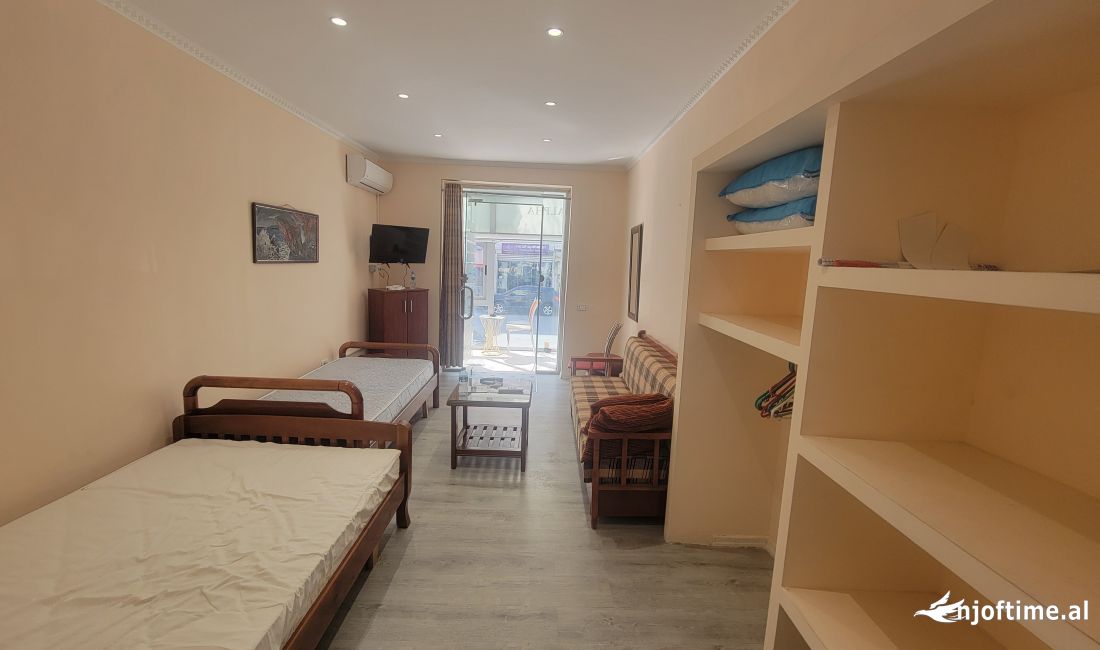 Shitet ambjent biznesi tek rruga Barrikadave