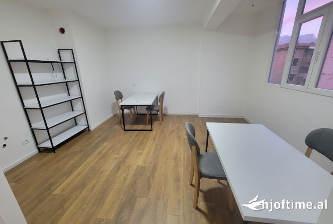 Ambiente Commerciale in Affitto 3+1 a Tirana - 700 Euro
