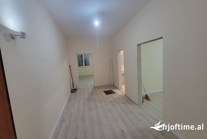Ambiente Commerciale in Affitto 3+1 a Tirana - 800 Euro