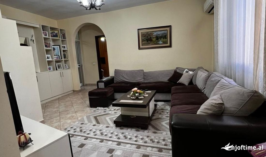 Shtepi ne shitje Apartament ne Tirane, 2+1, Mobilimi Pjeserisht e mobiluar, Pagesa 125,000  Euro.