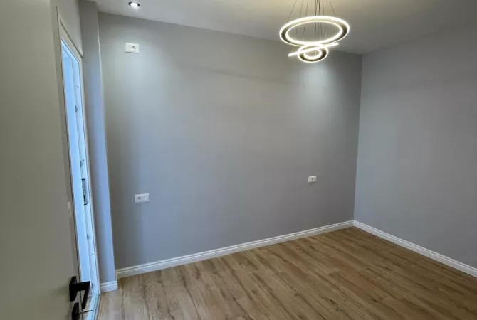 Shtepi ne shitje Apartament ne Tirane, 1+1, Mobilimi Bosh, pa mobiluar, Pagesa 98,000  Euro.