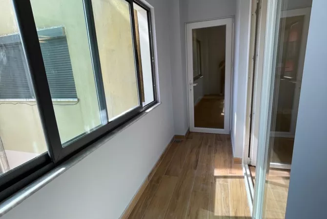 Shtepi ne shitje Apartament ne Tirane, 1+1, Mobilimi Bosh, pa mobiluar, Pagesa 98,000  Euro.