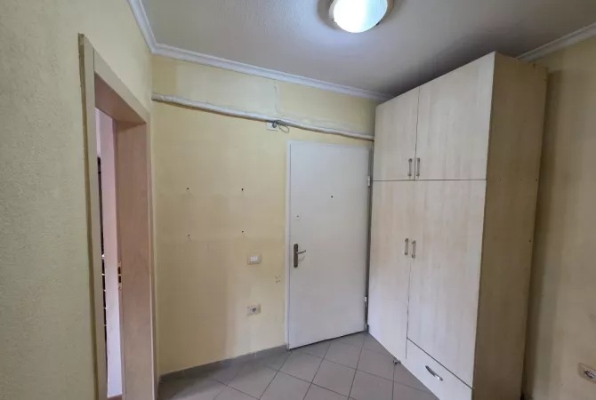 Shtepi ne shitje Apartament ne Tirane, 1+1, Mobilimi Pjeserisht e mobiluar, Pagesa 105,000  Euro.