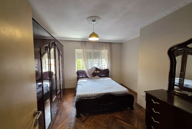 Shtepi ne shitje Apartament ne Tirane, 1+1, Mobilimi Pjeserisht e mobiluar, Pagesa 105,000  Euro.