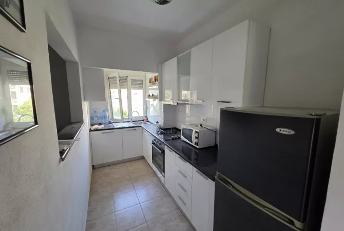 Shtepi ne shitje Apartament ne Tirane, 1+1, Mobilimi E mobiluar, Pagesa 93,000  Euro.