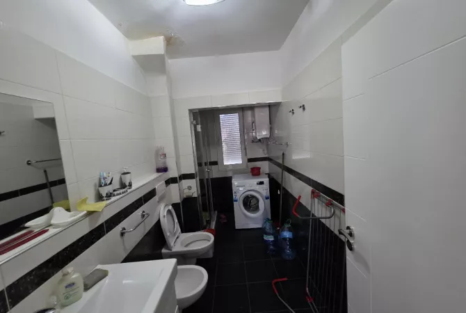 Shtepi ne shitje Apartament ne Tirane, 1+1, Mobilimi E mobiluar, Pagesa 93,000  Euro.