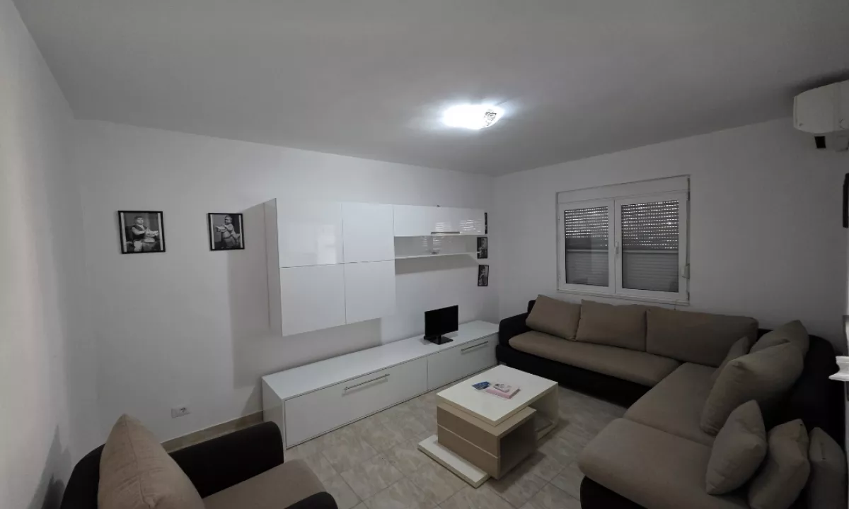 Shtepi ne shitje Apartament ne Tirane, 1+1, Mobilimi E mobiluar, Pagesa 93,000  Euro.