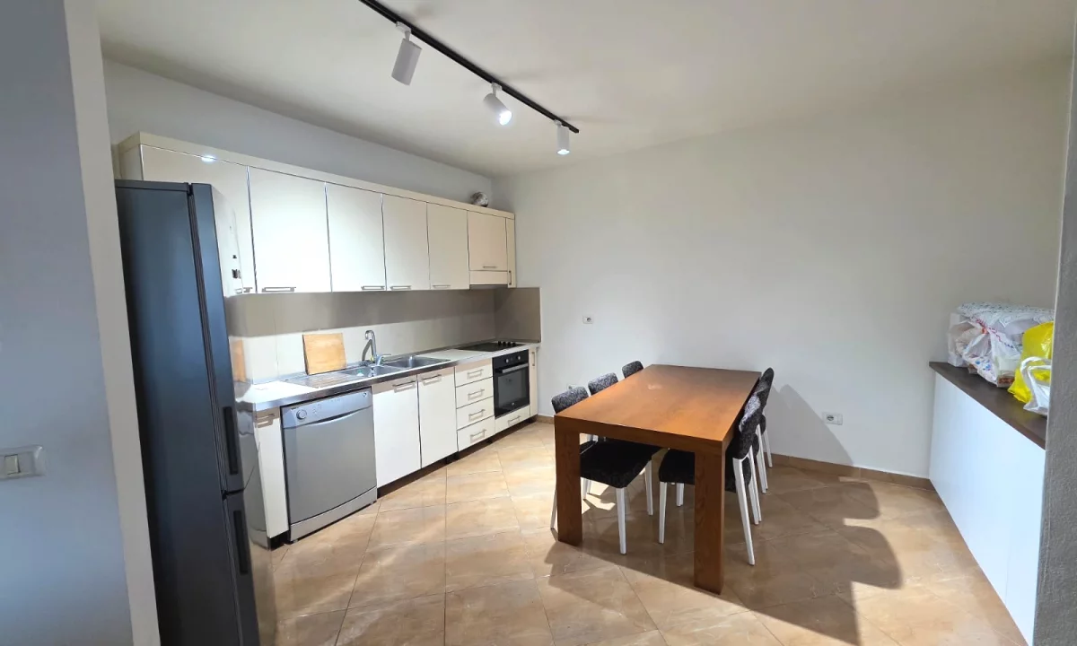 Shtepi ne shitje Apartament ne Tirane, 2+1, Mobilimi E mobiluar, Pagesa 130,000  Euro.